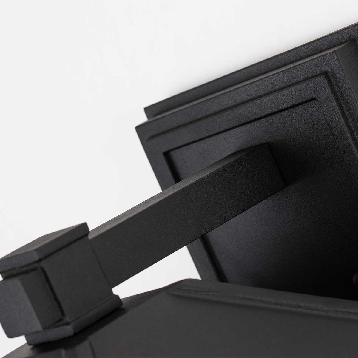 Cedar Point Svart utendørslampe Fra Elstead Lighting - Lampen har paneler i klart bølget glass som diskret skjuler lyskilden samtidig som den skaper visuell interesse.