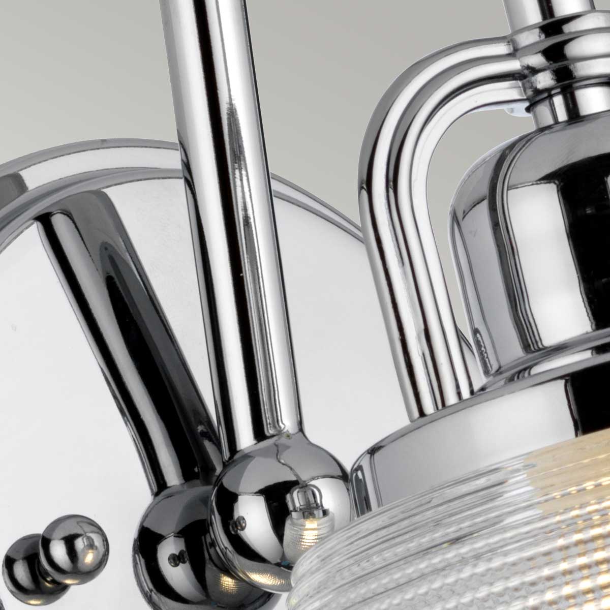 Dublin Ø20 Polert krom baderomslampe Fra Elstead Lighting - Dublin vegglampe er en elegant baderomsarmatur med en detaljert skjerm i pressglass som har et strukturert design.