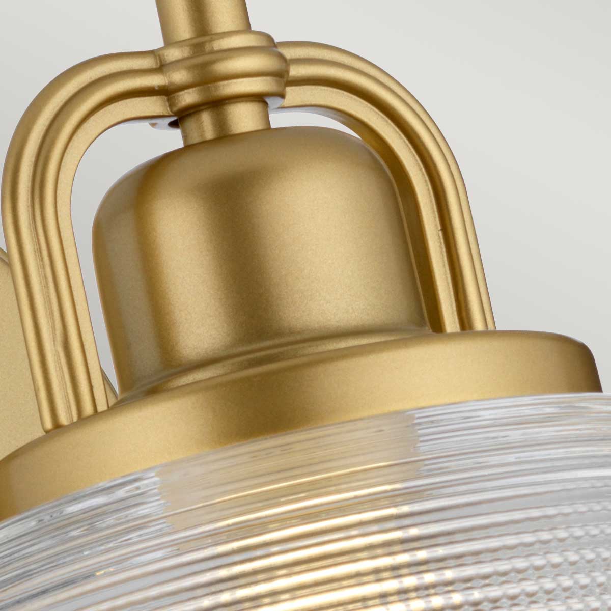 Dublin Ø20 Messing baderomslampe Fra Elstead Lighting - Dublin vegglampe er en elegant baderomsarmatur med en detaljert skjerm i pressglass som har et strukturert design.