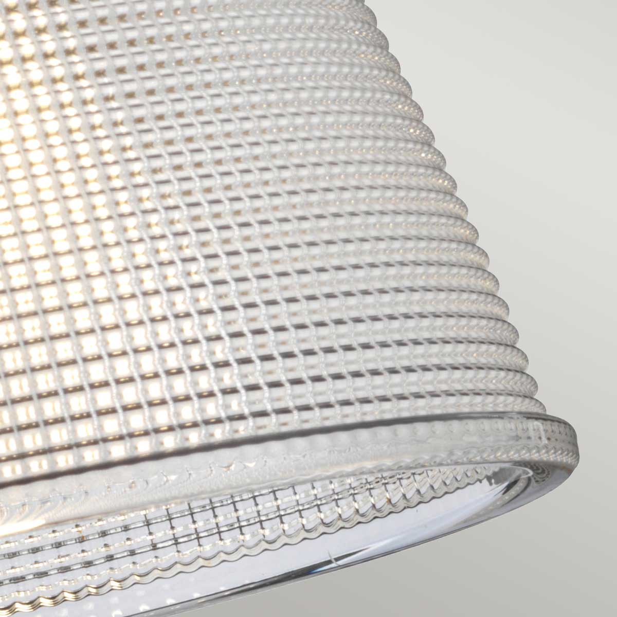 Dublin Ø20 Messing baderomslampe Fra Elstead Lighting - Dublin vegglampe er en elegant baderomsarmatur med en detaljert skjerm i pressglass som har et strukturert design.