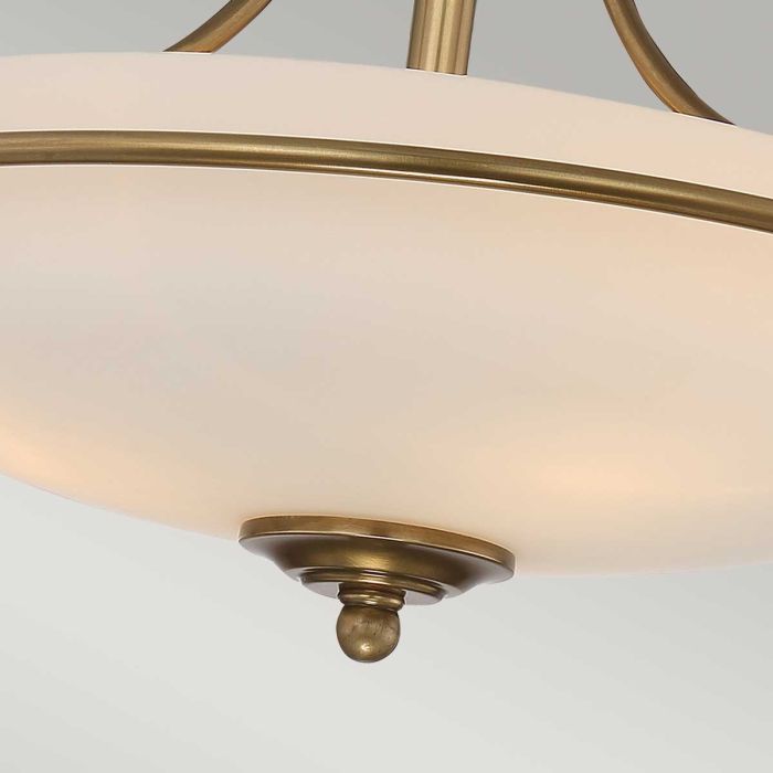 Griffin Ø42 Messing plafond Fra Elstead Lighting - Den etsade sk&auml;rmen &auml;r vitm&aring;lad p&aring; insidan, vilket sprider ljuset j&auml;mnt och skapar en behaglig belysning i hemmet.
