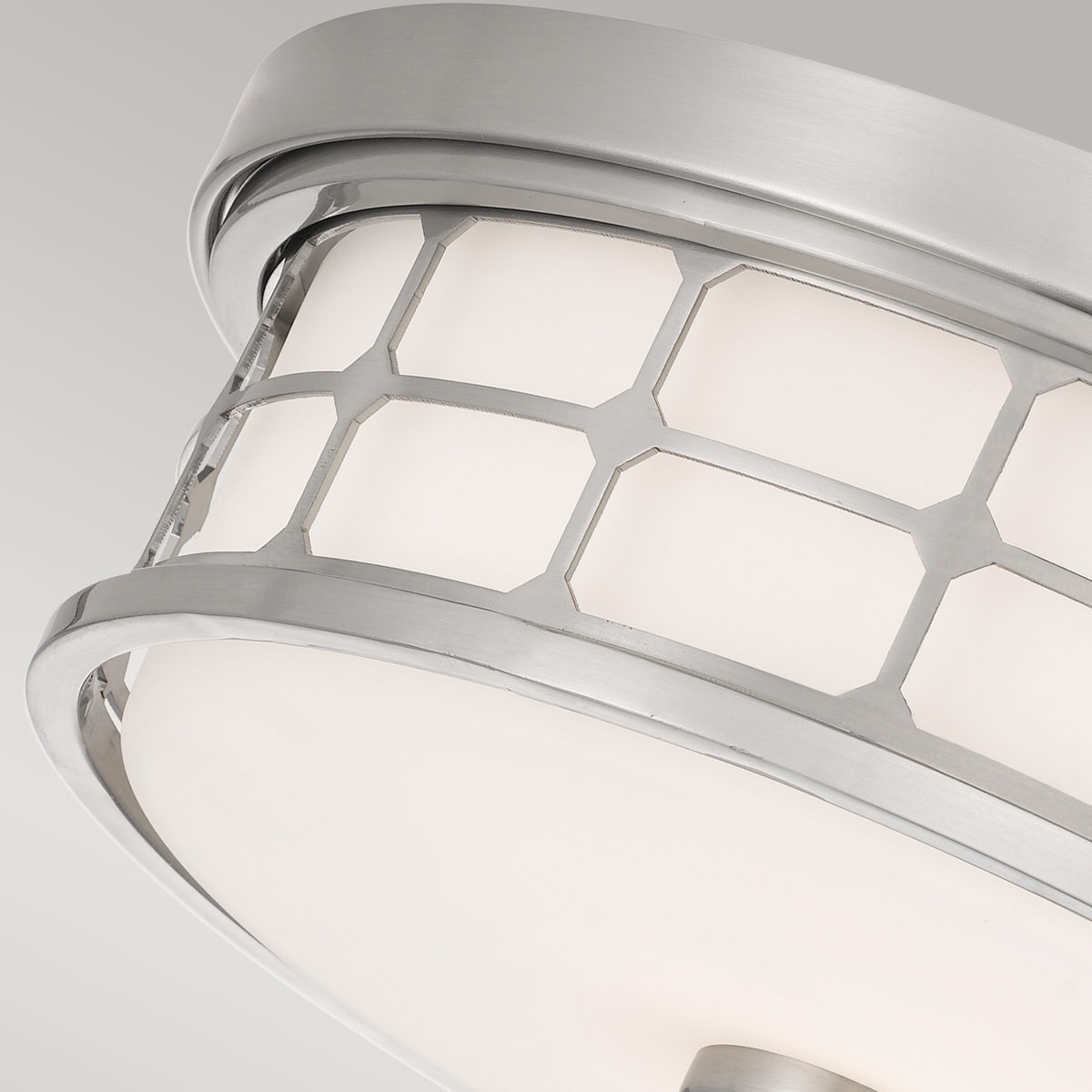 Guardian Ø35 Børstet nikkel baderomslampe Fra Elstead Lighting - Den b&oslash;rstede nikkelfinishen og den geometriske rammen gir lampen et elegant utseende, mens det opalglass sprer et behagelig og mykt lys.