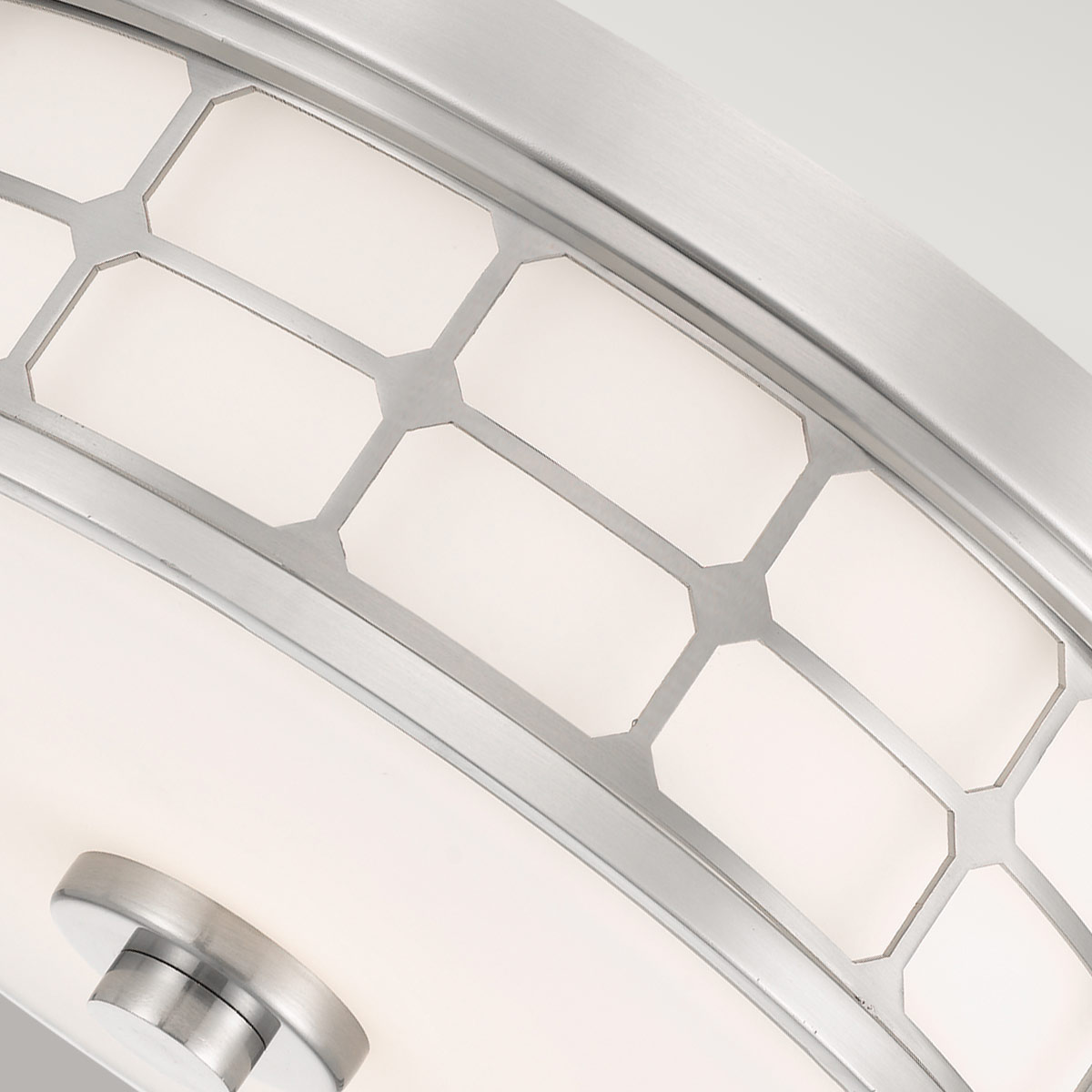 Guardian Ø35 Børstet nikkel baderomslampe Fra Elstead Lighting - Den b&oslash;rstede nikkelfinishen og den geometriske rammen gir lampen et elegant utseende, mens det opalglass sprer et behagelig og mykt lys.