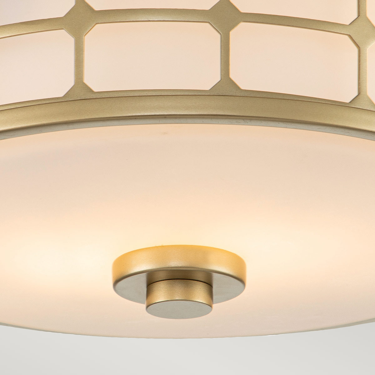 Guardian Ø35 Messing baderomslampe Fra Elstead Lighting - Messingfinishen og den geometriske rammen gir lampen et elegant utseende, mens opalglasset sprer et behagelig og mykt lys.