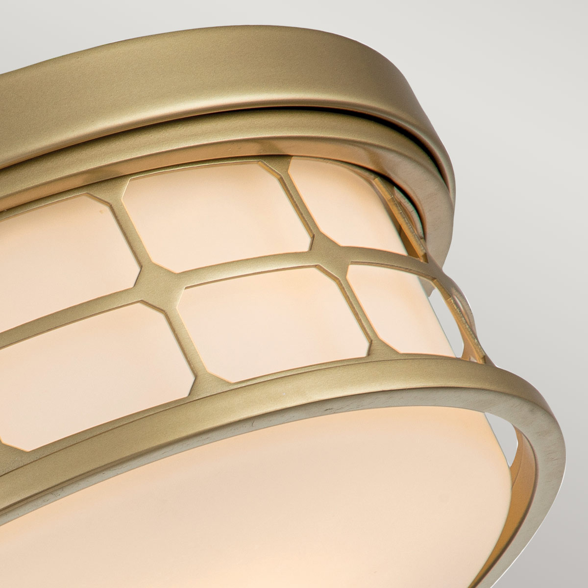 Guardian Ø35 Messing baderomslampe Fra Elstead Lighting - Messingfinishen og den geometriske rammen gir lampen et elegant utseende, mens opalglasset sprer et behagelig og mykt lys.