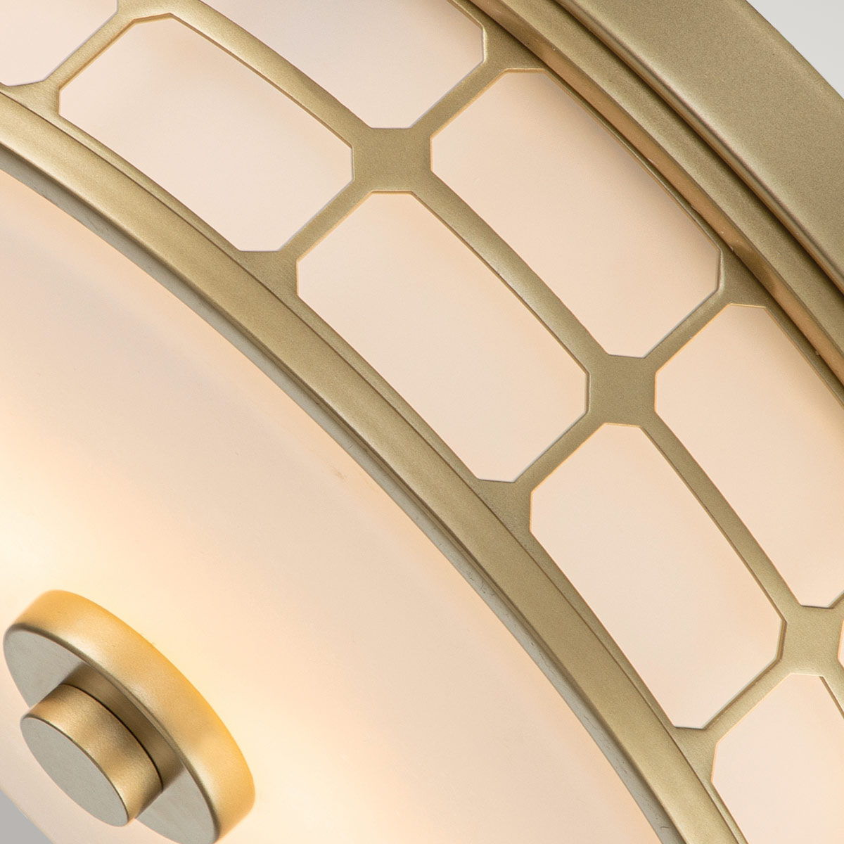 Guardian Ø35 Messing baderomslampe Fra Elstead Lighting - Messingfinishen og den geometriske rammen gir lampen et elegant utseende, mens opalglasset sprer et behagelig og mykt lys.