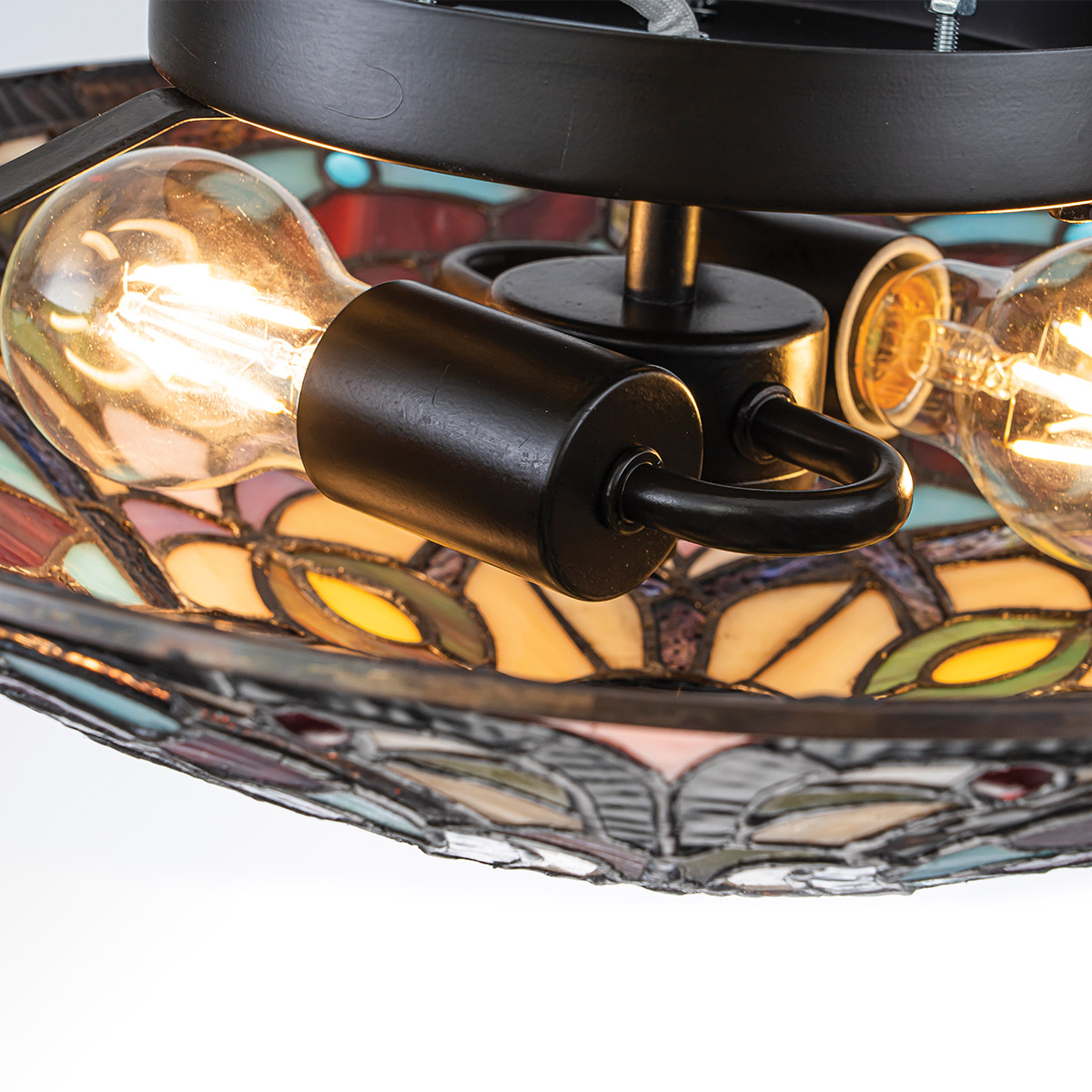Larissa Ø42 Flerfarget Fra Elstead Lighting - Når lampen er slått på, fremheves de forskjellige fargene i glasset og skaper et varmt og stemningsfullt lys i rommet.