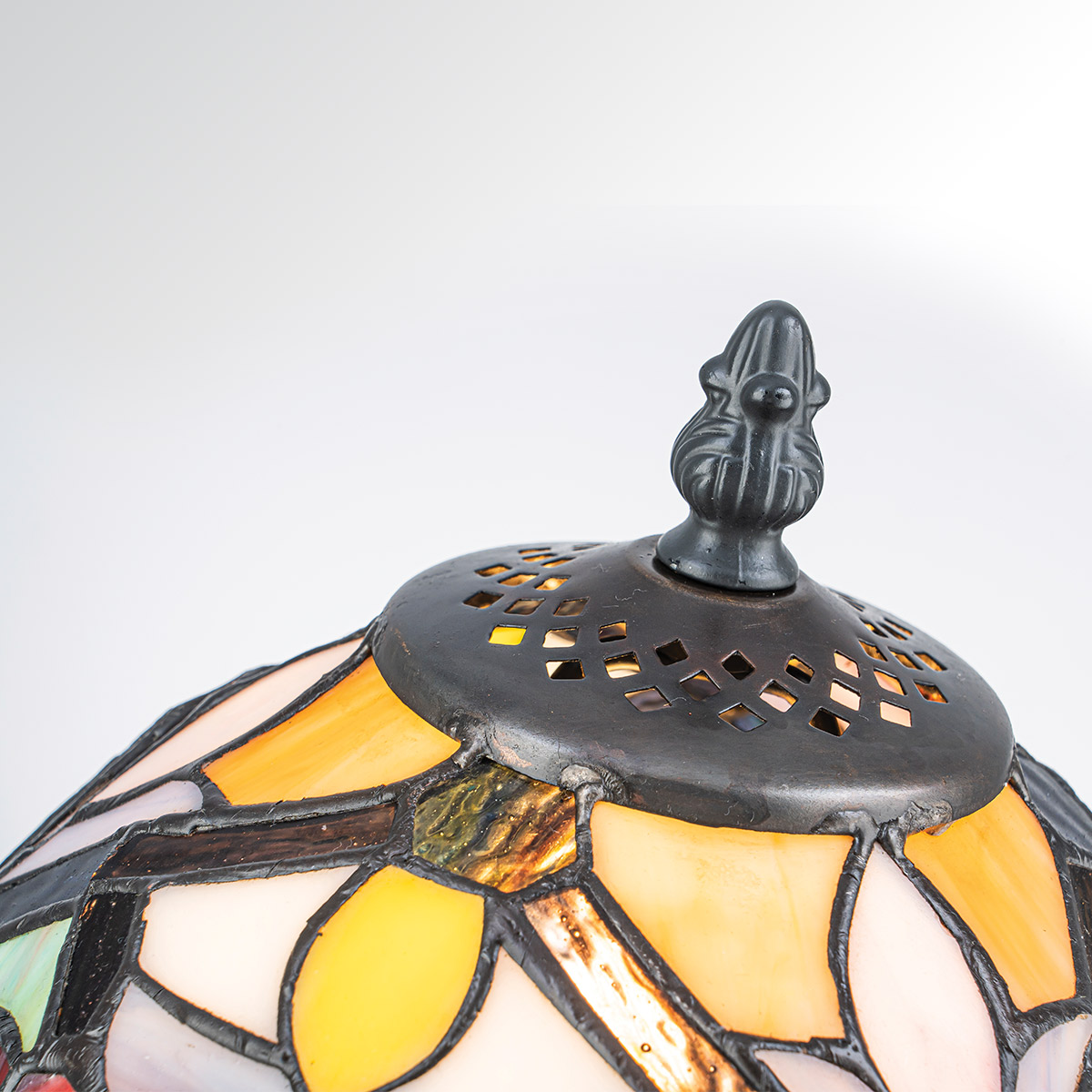 Larissa 37cm Flerfarget Fra Elstead Lighting - Den kuppelformede skjermen består av farget kunstglass i vakre nyanser av rødt, gult, grønt og blått, som sammen danner et detaljert og fargerikt mønster.