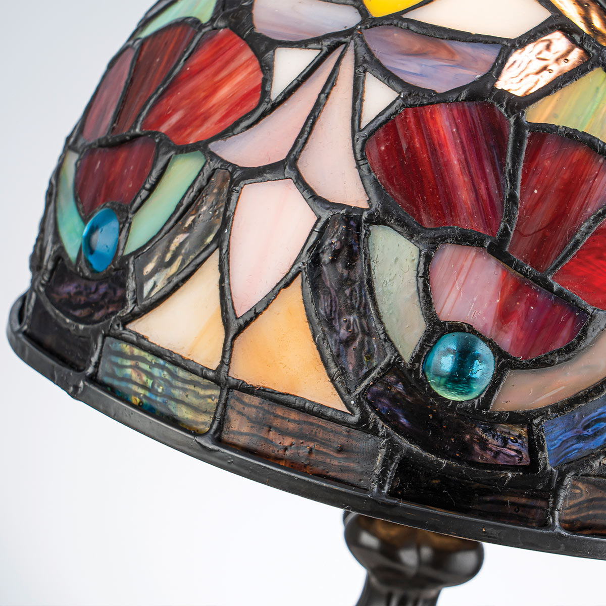 Larissa 37cm Flerfarget Fra Elstead Lighting - Den kuppelformede skjermen består av farget kunstglass i vakre nyanser av rødt, gult, grønt og blått, som sammen danner et detaljert og fargerikt mønster.