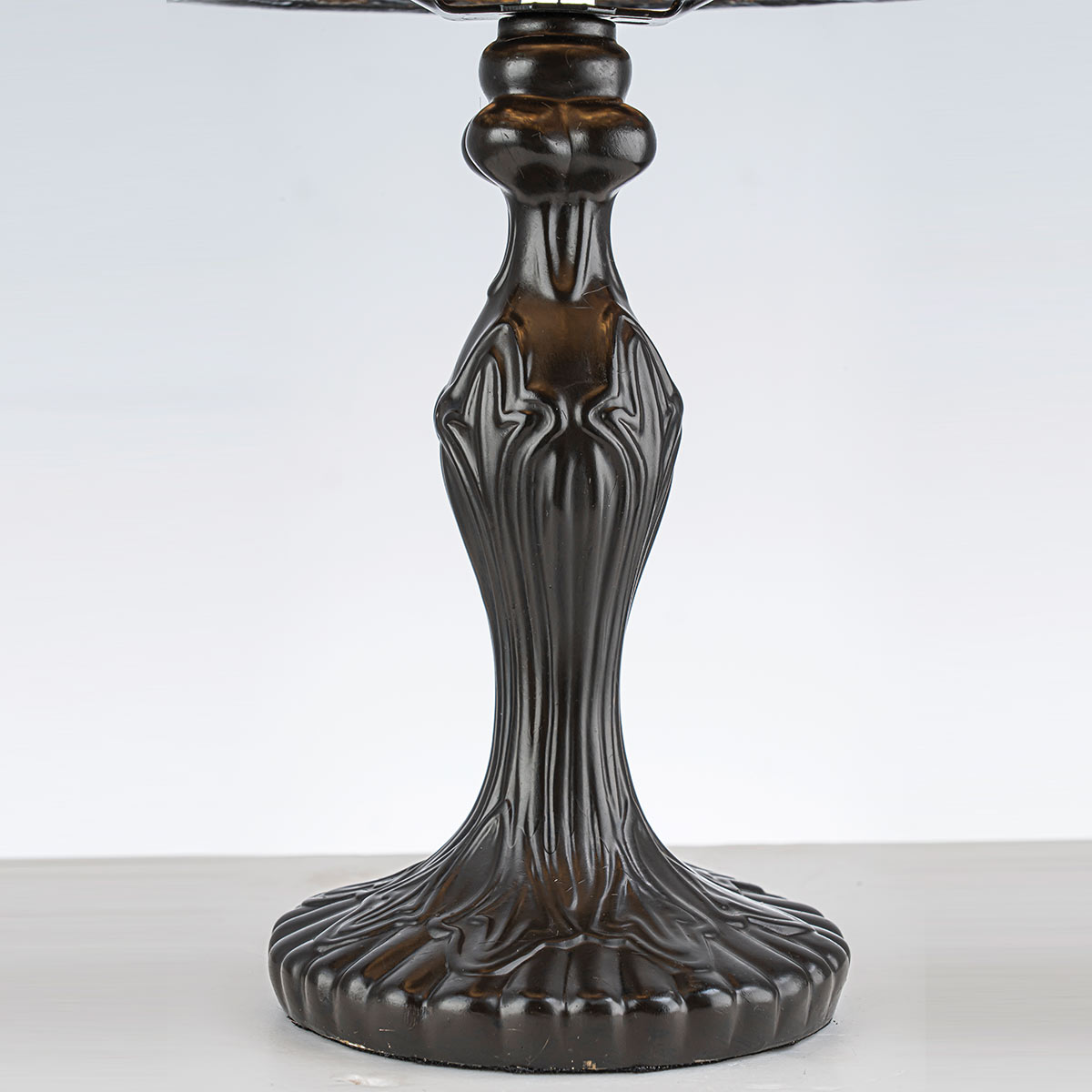 Larissa 37cm Flerfarget Fra Elstead Lighting - Den kuppelformede skjermen består av farget kunstglass i vakre nyanser av rødt, gult, grønt og blått, som sammen danner et detaljert og fargerikt mønster.