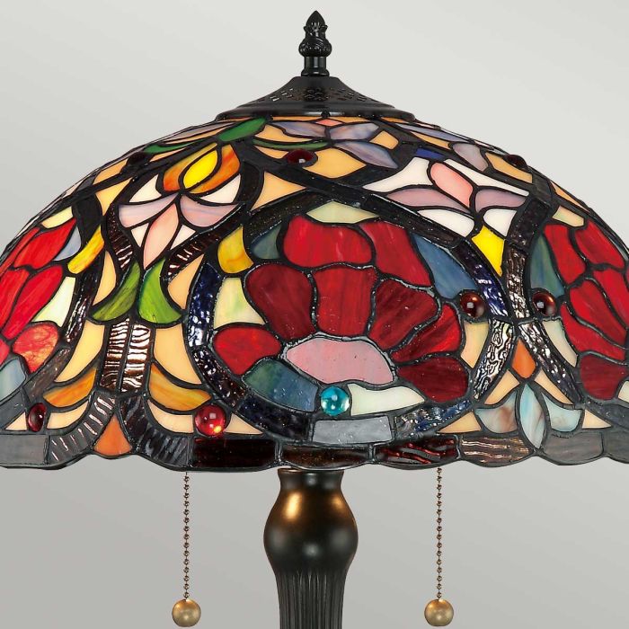 Larissa 58cm Flerfarget Fra Elstead Lighting - Den matchende lampefoten, med sin vintage bronsefinish, kompletterer designet og forsterker det tidløse og sofistikerte uttrykket.