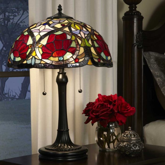 Larissa 58cm Flerfarget Fra Elstead Lighting - Den matchende lampefoten, med sin vintage bronsefinish, kompletterer designet og forsterker det tidløse og sofistikerte uttrykket.