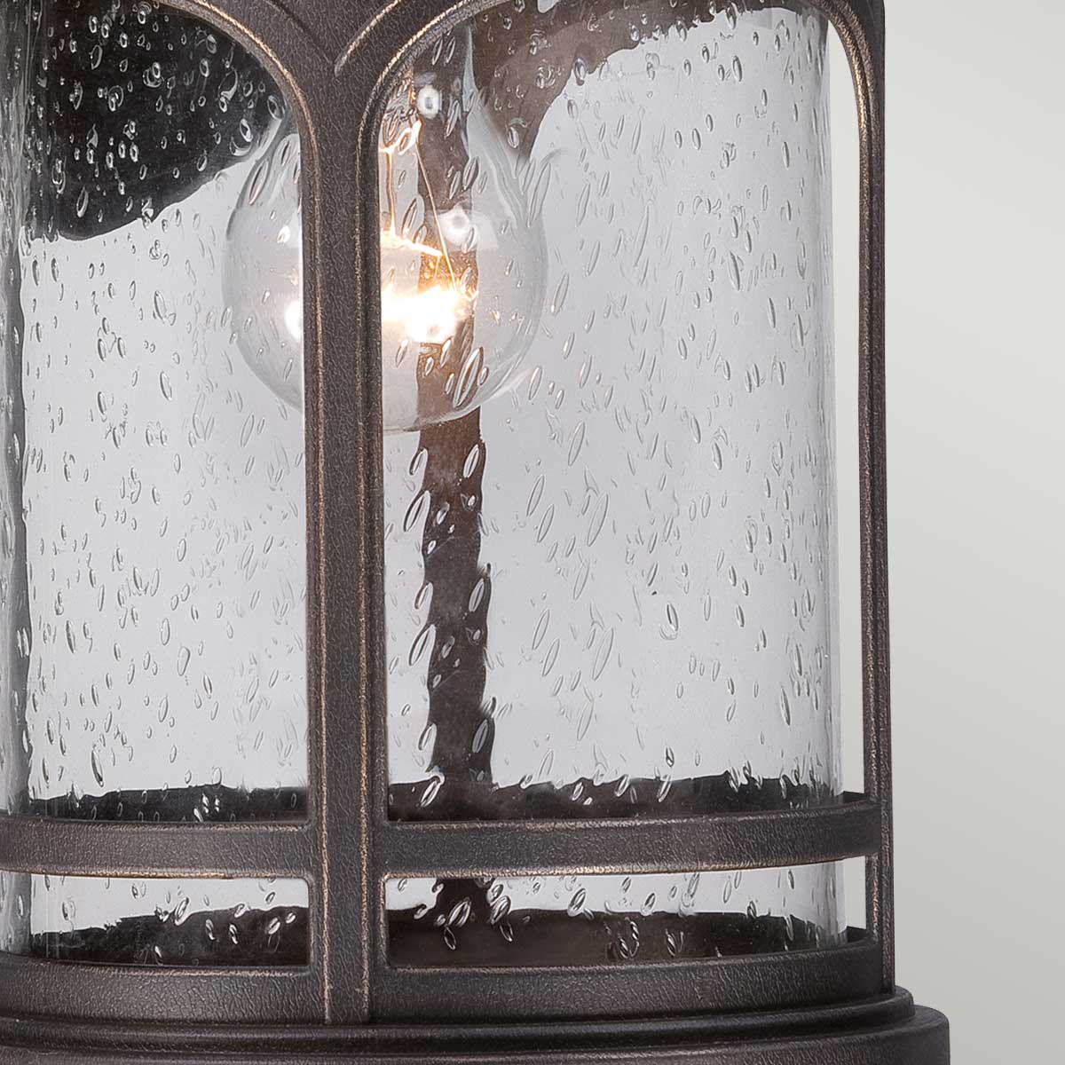 Marblehead Bronse utendørslampe Fra Elstead Lighting - Laget av et værbestandig materiale og støttet av en 5-års garanti, er denne lampen bygget for å vare i mange år.