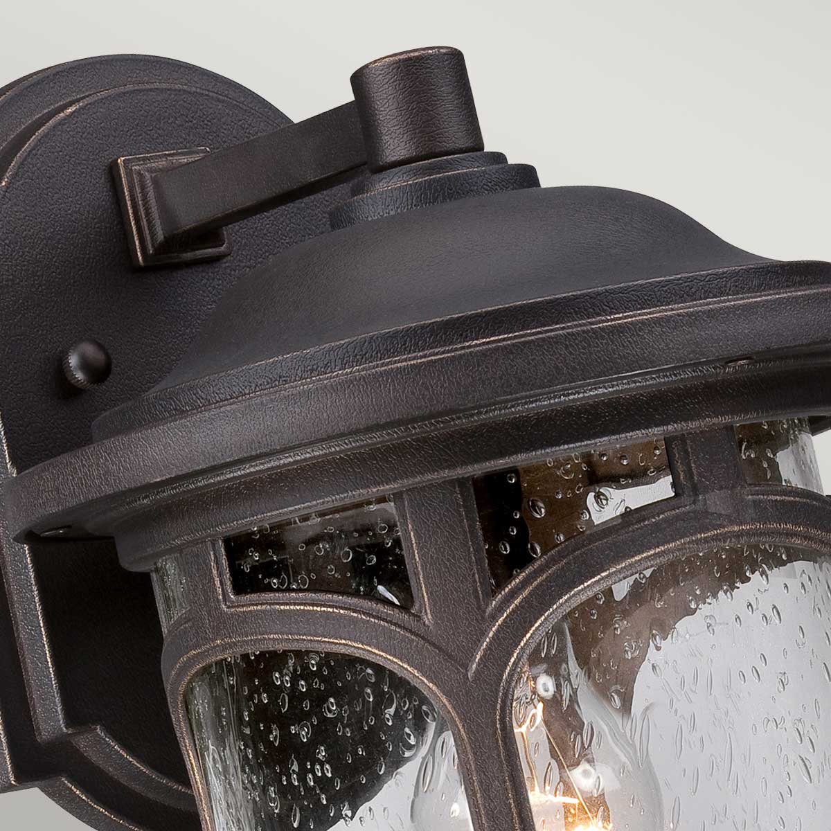Marblehead Bronse utendørslampe Fra Elstead Lighting - Laget av et værbestandig materiale og støttet av en 5-års garanti, er denne lampen bygget for å vare i mange år.