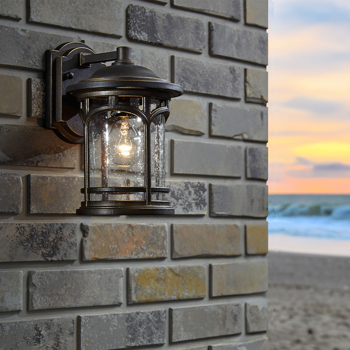 Marblehead Bronse utendørslampe Fra Elstead Lighting - Laget av et værbestandig materiale og støttet av en 5-års garanti, er denne lampen bygget for å vare i mange år.