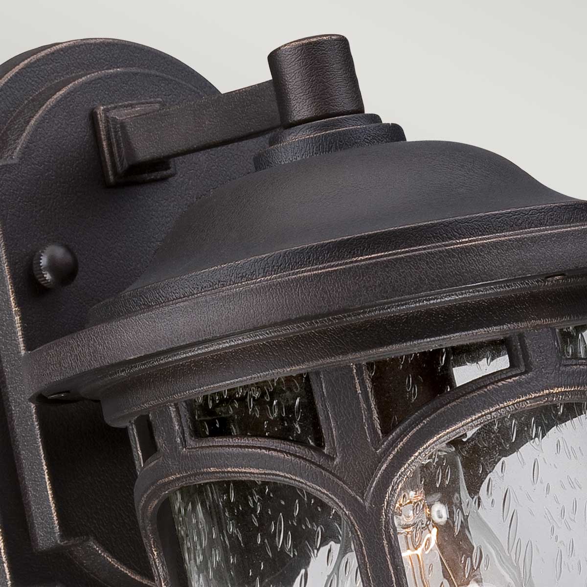 Marblehead Bronse utendørslampe Fra Elstead Lighting - Laget av et værbestandig materiale og støttet av en 5-års garanti, er denne lampen bygget for å vare i mange år.