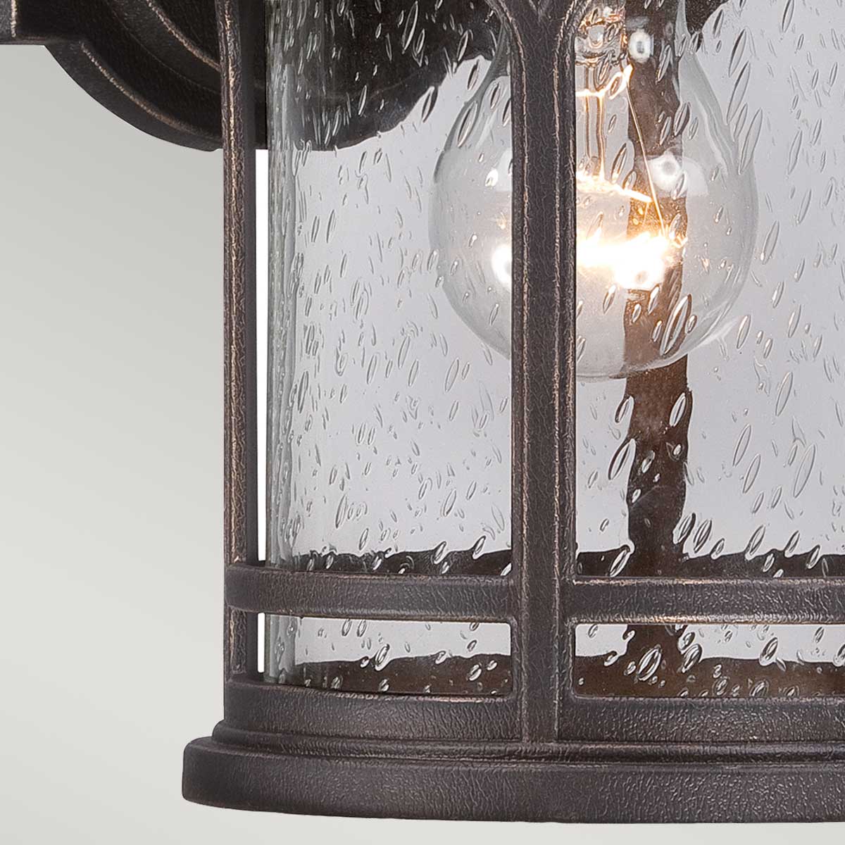 Marblehead Bronse utendørslampe Fra Elstead Lighting - Laget av et værbestandig materiale og støttet av en 5-års garanti, er denne lampen bygget for å vare i mange år.