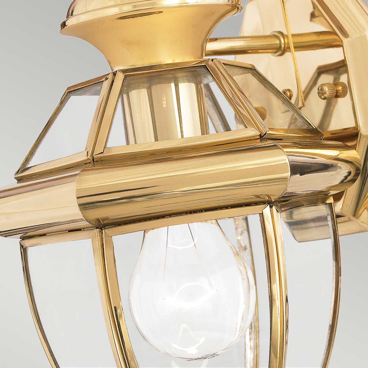 Newbury Polert messing utendørslampe Fra Elstead Lighting - Newbury vegglampe i lakkert polert messing gir hjemmet ditt en elegant og tidl&oslash;s fasadebelysning.