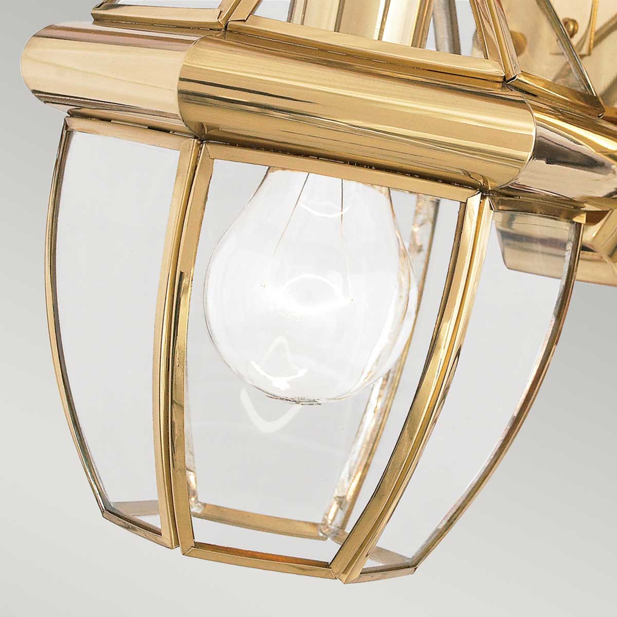 Newbury Polert messing utendørslampe Fra Elstead Lighting - Newbury vegglampe i lakkert polert messing gir hjemmet ditt en elegant og tidl&oslash;s fasadebelysning.