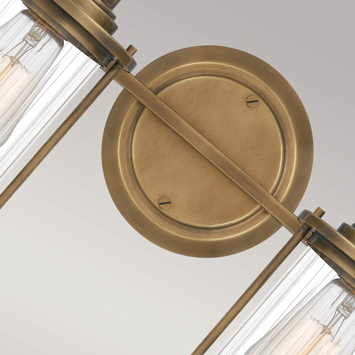 Riggs 38cm Rå messing baderomslampe Fra Elstead Lighting - Laget i stål og med en robust konstruksjon gir Riggs et stilig og funksjonelt lys i hjemmet.
