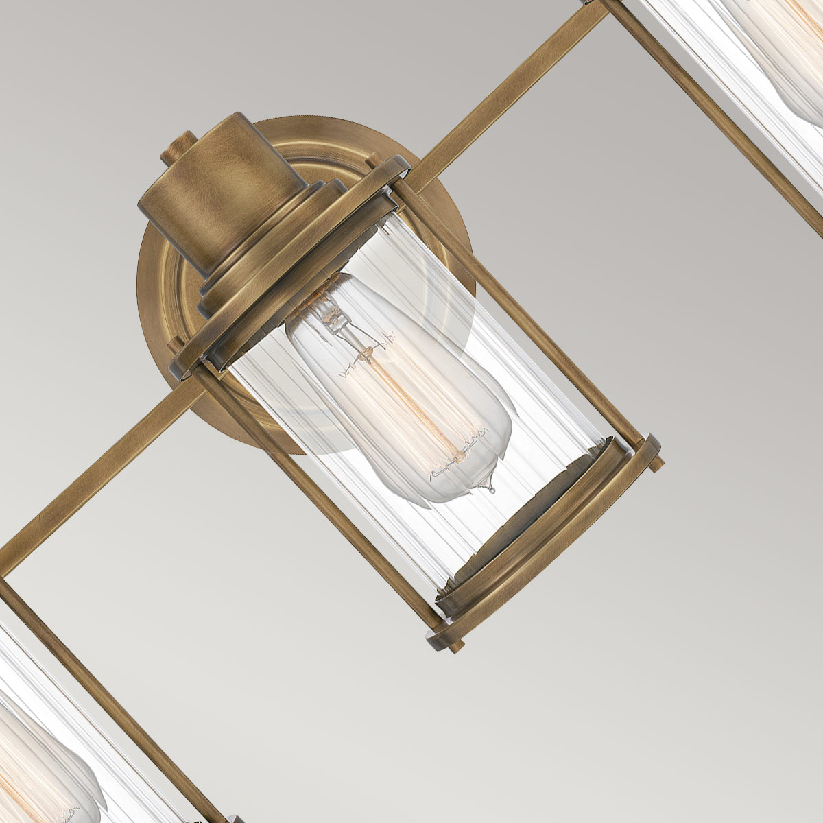 Riggs 56cm Rå messing baderomslampe Fra Elstead Lighting - Laget i stål og med en robust konstruksjon gir Riggs et stilig og funksjonelt lys i hjemmet.