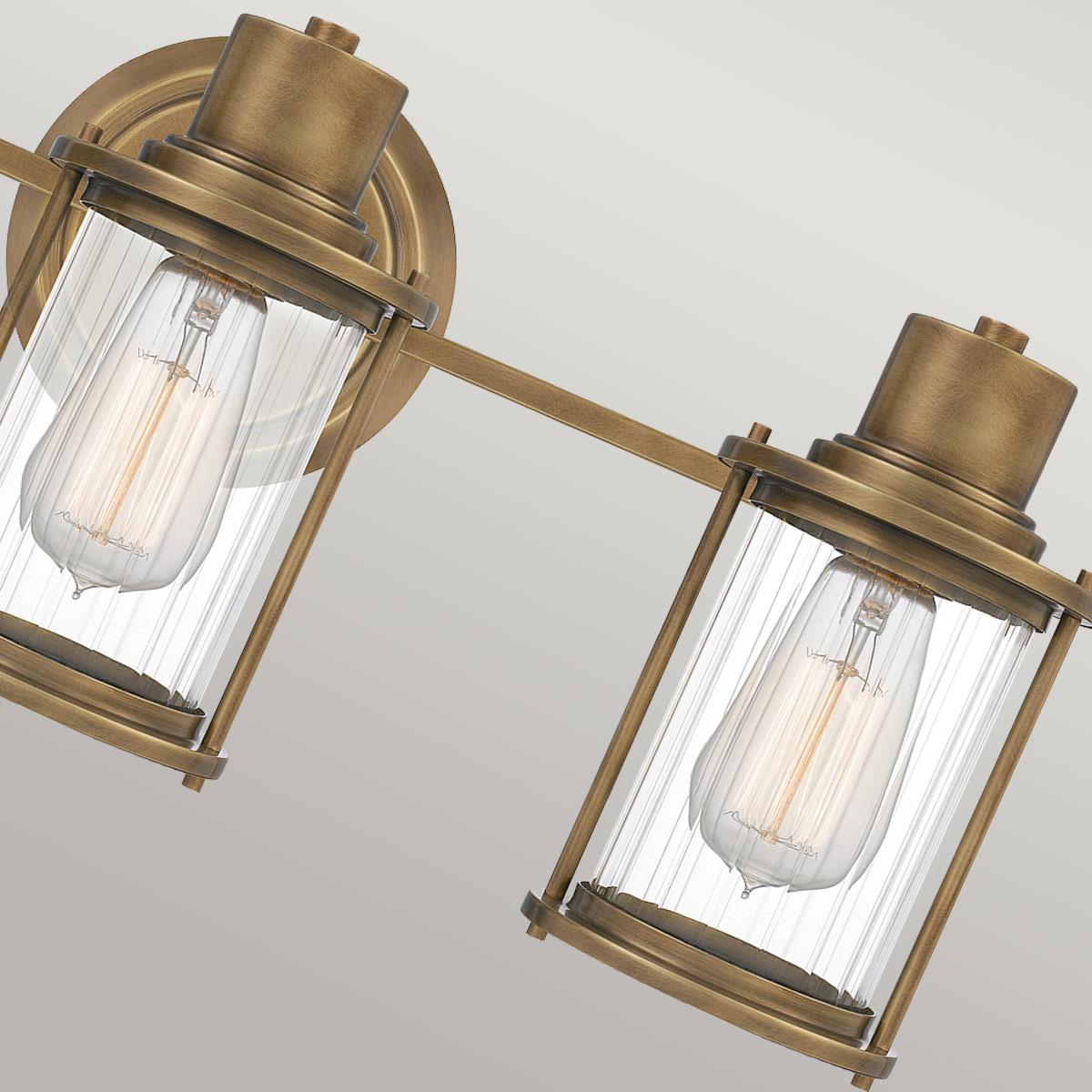 Riggs 56cm Rå messing baderomslampe Fra Elstead Lighting - Laget i stål og med en robust konstruksjon gir Riggs et stilig og funksjonelt lys i hjemmet.