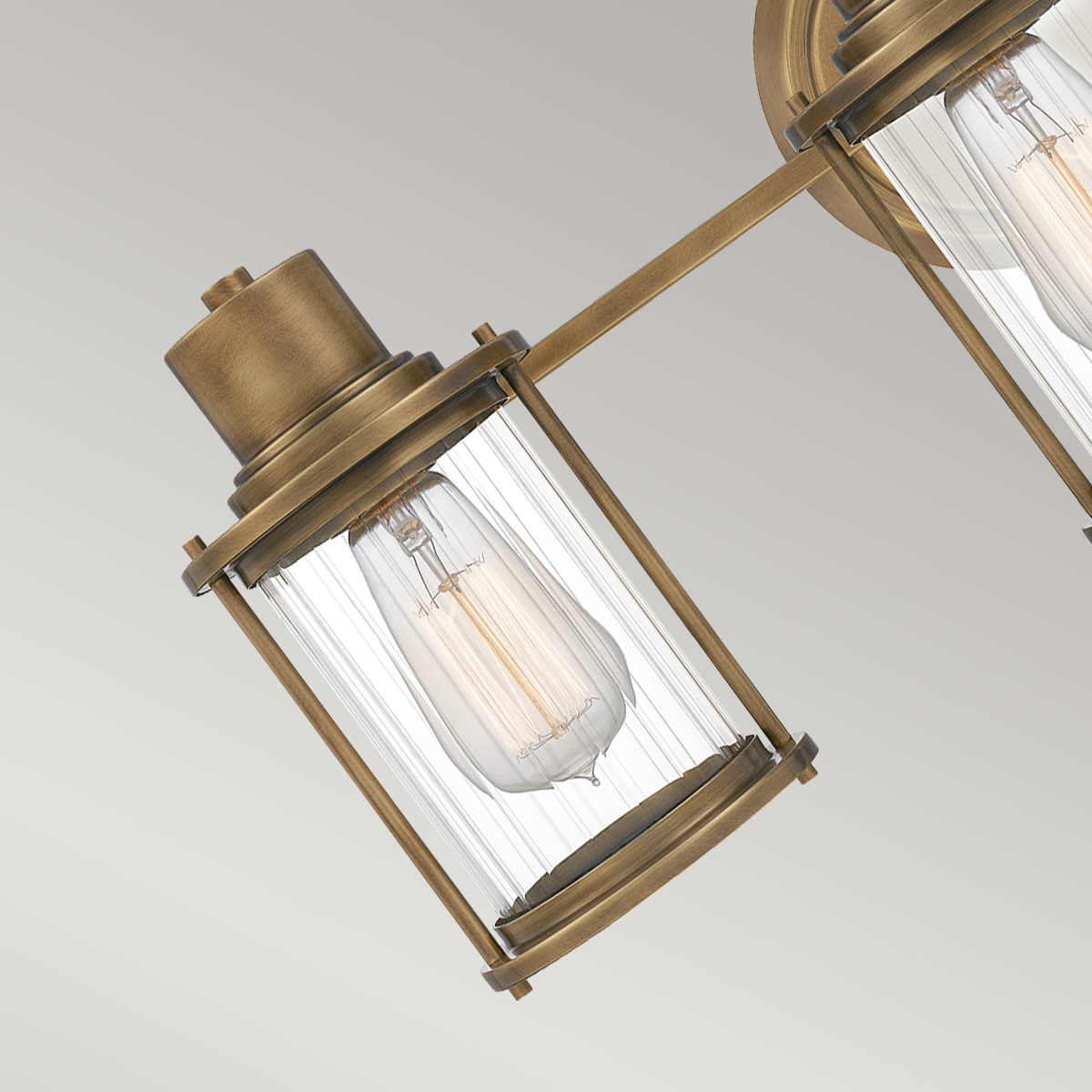 Riggs 56cm Rå messing baderomslampe Fra Elstead Lighting - Laget i stål og med en robust konstruksjon gir Riggs et stilig og funksjonelt lys i hjemmet.