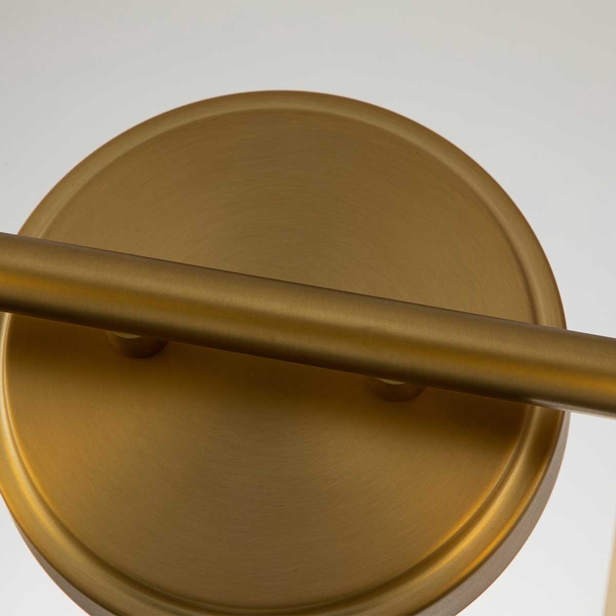 Swell 36cm Børstet messing baderomslampe Fra Elstead Lighting - Swell vegglampe i b&oslash;rstet messing er en stilig amerikansk klassiker, laget av st&aring;l med frostet glass.