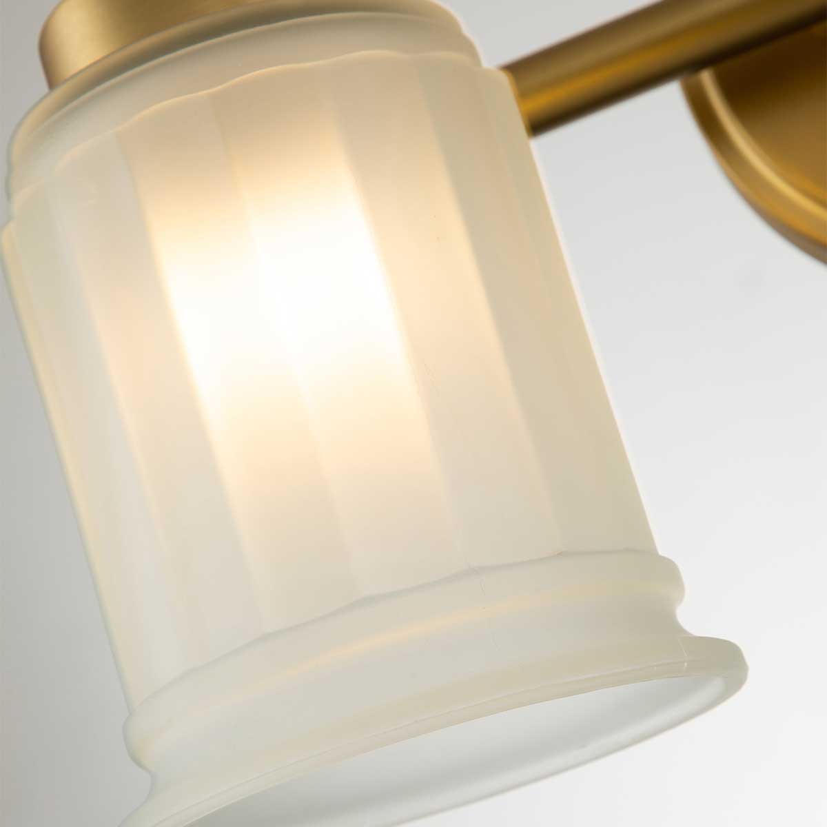 Swell 36cm Børstet messing baderomslampe Fra Elstead Lighting - Swell vegglampe i b&oslash;rstet messing er en stilig amerikansk klassiker, laget av st&aring;l med frostet glass.