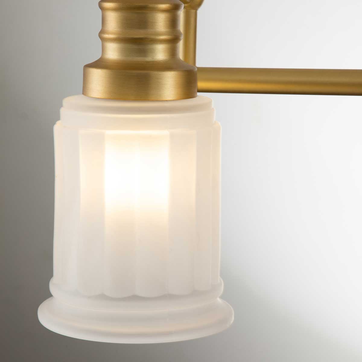 Swell 60cm Børstet messing baderomslampe Fra Elstead Lighting - Swell vegglampe i børstet messing er en stilig amerikansk klassiker, laget av stål med frostet glass.
