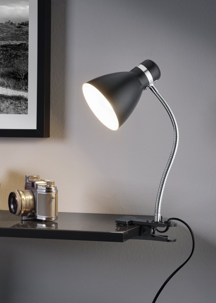 Harvey Svart klemmelampe Fra Trio Lighting - Armaturet i matt sort kan enkelt kombineres med ulike interiør- og fargekonsepter og passer godt inn i ditt interiør.