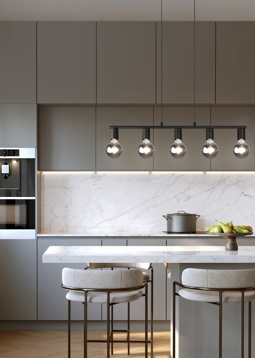 Vannes 82cm Svart Taklampe Fra Trio Lighting - Den minimalistiske sorte rammen og det åpne designet gjør lampen til en trendy funksjon i både moderne og industrielle interiører.