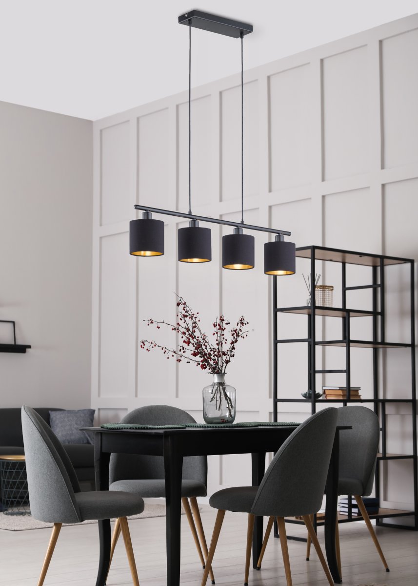 Tommy 75cm Svart Taklampe Fra Trio Lighting - Laget i matt svart metall og med elegante tekstilnyanser i svart og gull, skaper Tommy sofistikerte lysaksenter som hever både stue og spisestue, og gir en behagelig feel-good følelse.