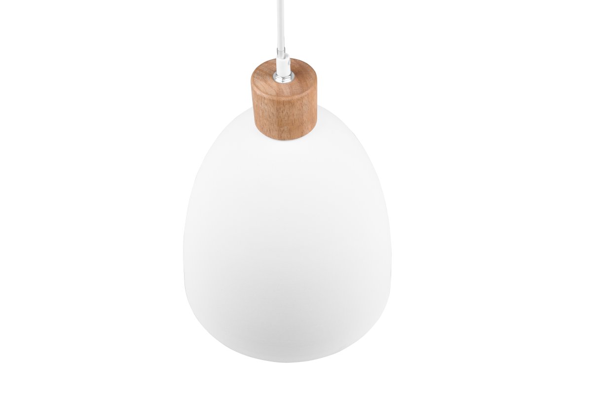 Jagger Ø25 Hvit Taklampe Fra Trio Lighting - Jagger takpendel kombinerer tre&auml; og metall i en elegant materialblanding som fanger blikket og skaper en spennende kontrast.