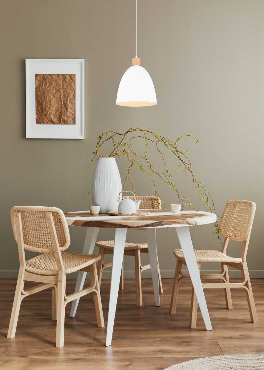 Jagger Ø25 Hvit Taklampe Fra Trio Lighting - Jagger takpendel kombinerer tre&auml; og metall i en elegant materialblanding som fanger blikket og skaper en spennende kontrast.