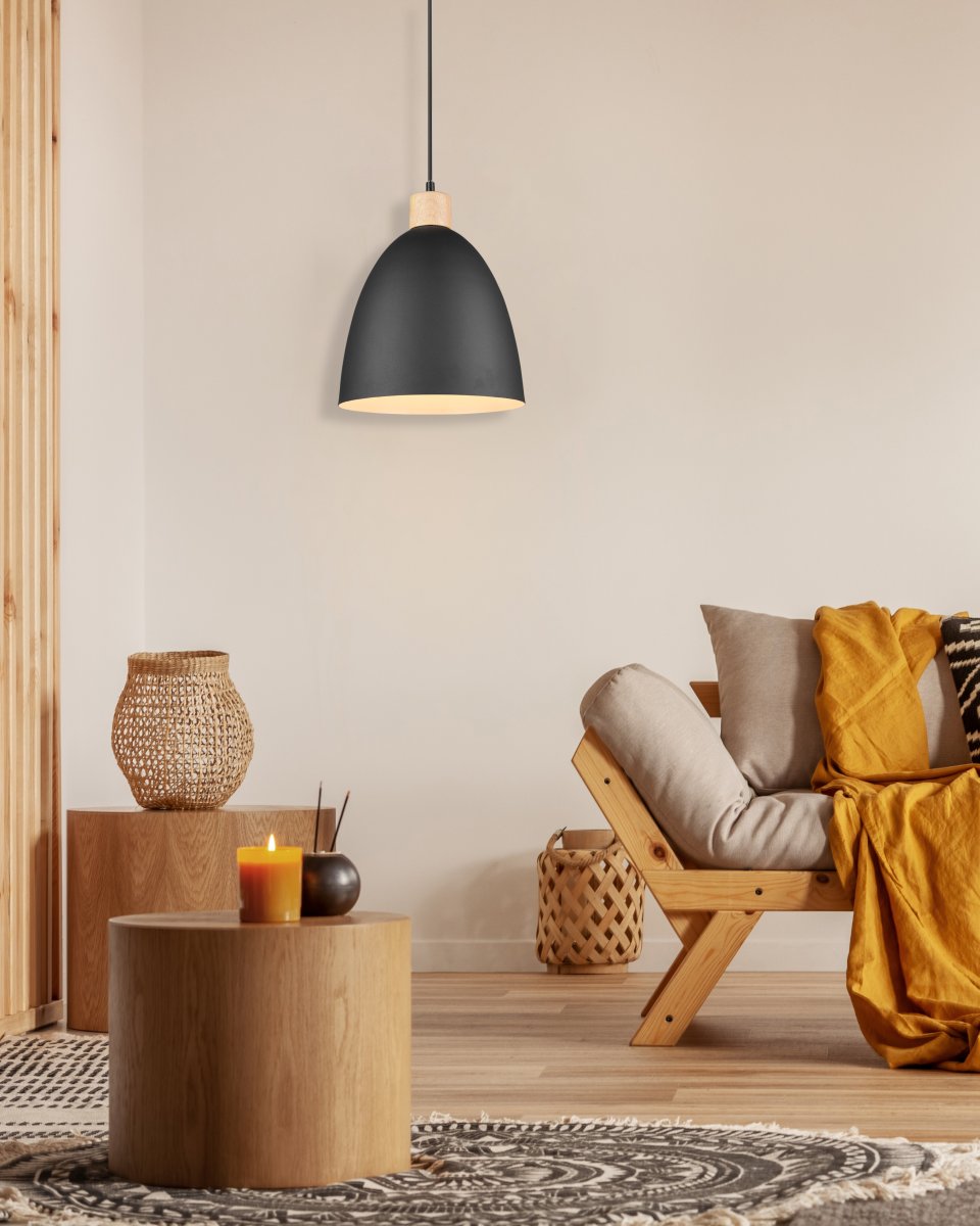 Jagger Ø25 Svart Taklampe Fra Trio Lighting - Jagger takpendel kombinerer tre&auml; og metall i en elegant materialblanding som fanger blikket og skaper en spennende kontrast.