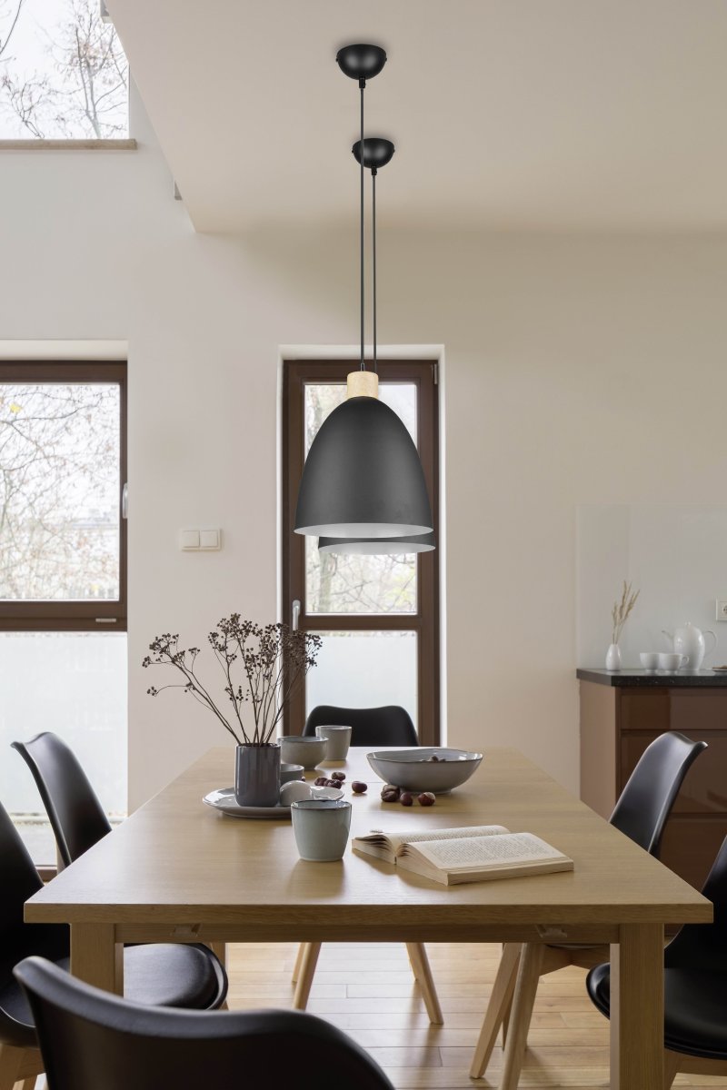 Jagger Ø25 Svart Taklampe Fra Trio Lighting - Jagger takpendel kombinerer tre&auml; og metall i en elegant materialblanding som fanger blikket og skaper en spennende kontrast.