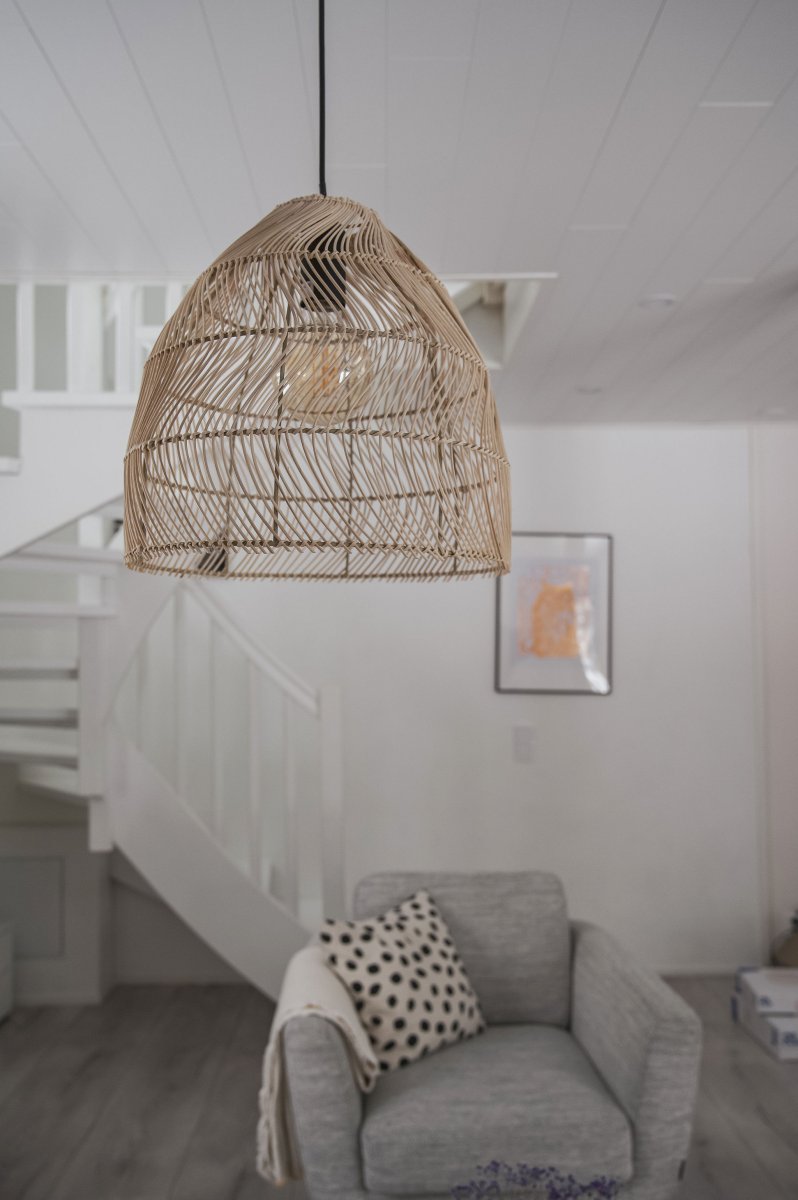 Rike Ø35 Natur Taklampe Fra Trio Lighting - Den moderne designen i naturlig rotting gjør lampen til et blikkfang i stuen og smelter harmonisk inn i ulike interiørstiler.