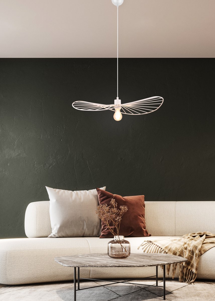 Chapeau Ø60 Hvit Taklampe Fra Trio Lighting - Det dekorative metallhuset gjør den til et perfekt komplement i stuer og spisestuer, hvor den tilfører en unik følelse av letthet gjennom sitt vakre spill mellom lys og skygge.