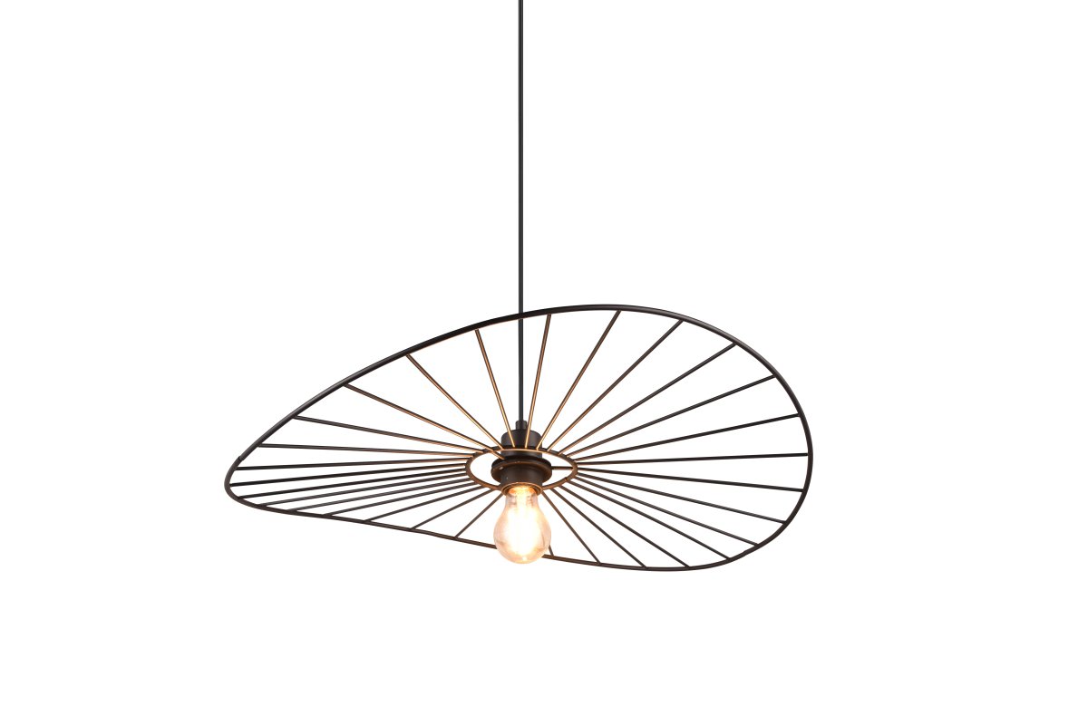 Chapeau Ø60 Svart Taklampe Fra Trio Lighting - Det dekorative metallhuset gjør den til et perfekt komplement i stuer og spisestuer, hvor den tilfører en unik følelse av letthet gjennom sitt vakre spill mellom lys og skygge.