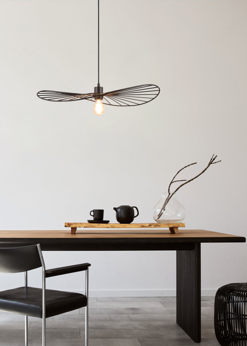 Chapeau Ø60 Svart Taklampe Fra Trio Lighting - Det dekorative metallhuset gjør den til et perfekt komplement i stuer og spisestuer, hvor den tilfører en unik følelse av letthet gjennom sitt vakre spill mellom lys og skygge.