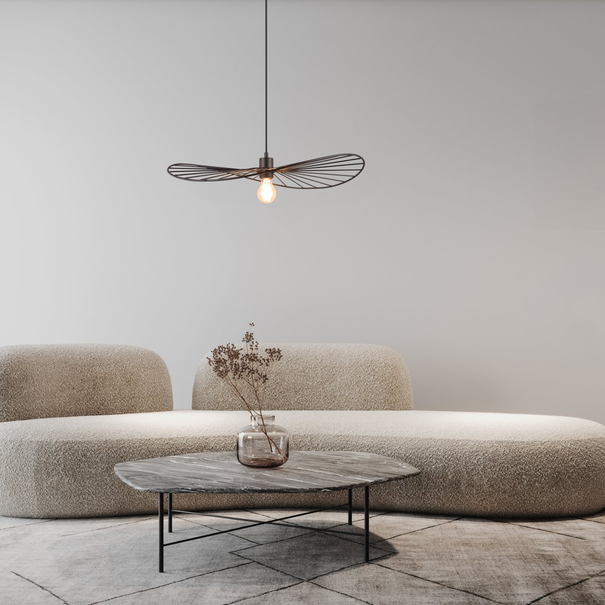 Chapeau Ø60 Svart Taklampe Fra Trio Lighting - Det dekorative metallhuset gjør den til et perfekt komplement i stuer og spisestuer, hvor den tilfører en unik følelse av letthet gjennom sitt vakre spill mellom lys og skygge.