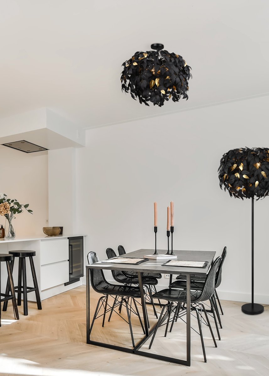 Leavy Svart gulvlampe Fra Trio Lighting - Leavy gulvlampen er en unik og imponerende funksjon i hjemmet ditt med sine dekorative plastblader som gir den en distinkt og fortryllende stil.