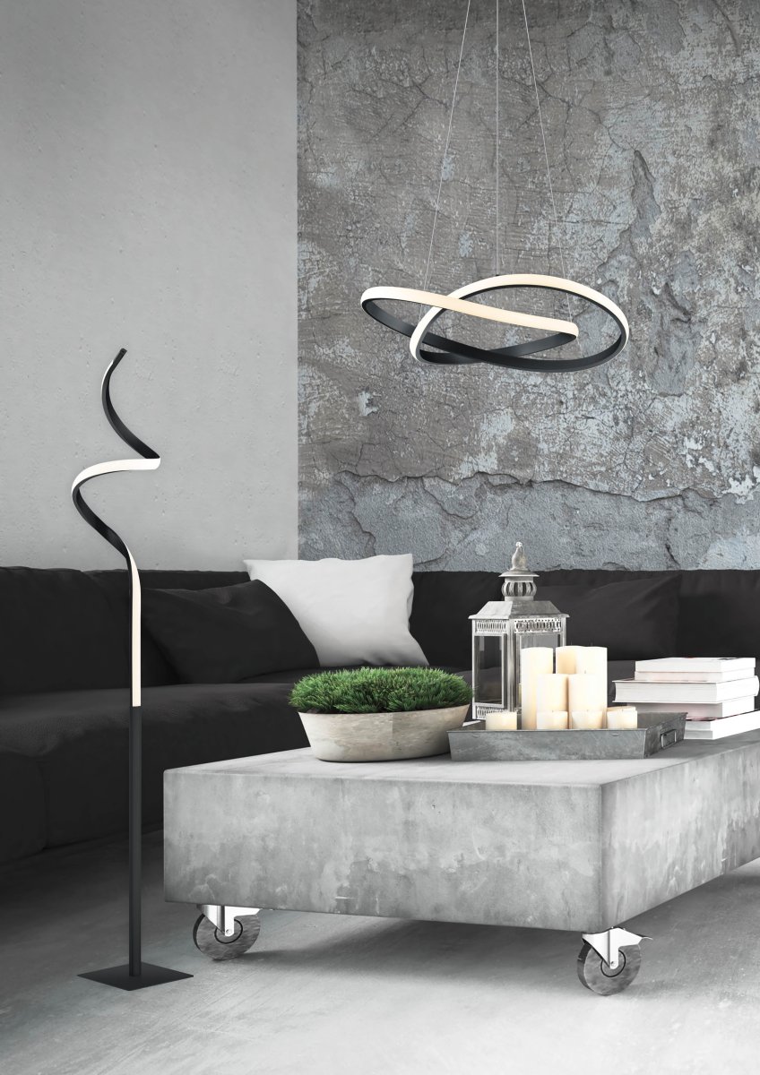Course Svart gulvlampe Fra Trio Lighting - Den mattsvarte finishen gir lampen et moderne og sofistikert utseende som smelter inn i mange interiørstiler, noe som gjør den til et elegant blikkfang i hjemmet ditt.