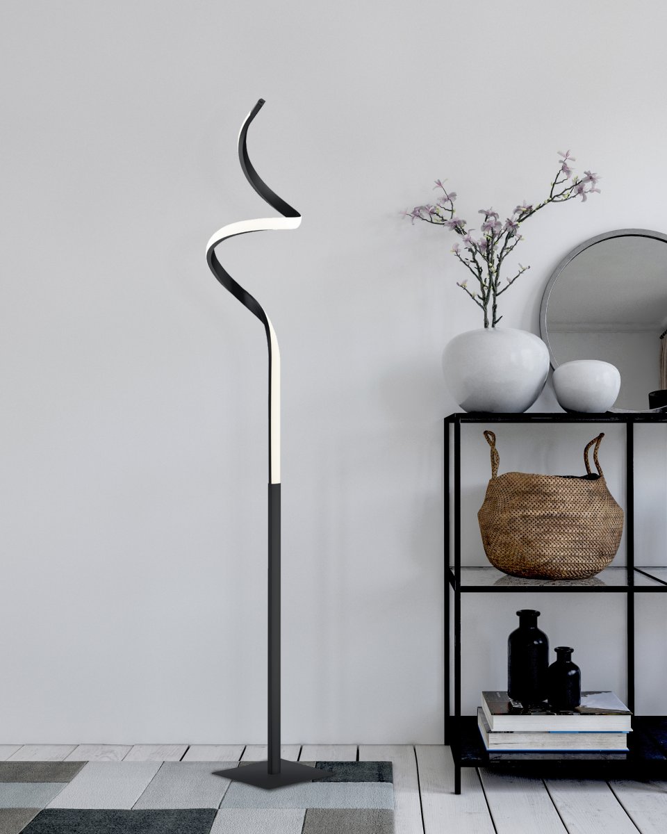Course Svart gulvlampe Fra Trio Lighting - Den mattsvarte finishen gir lampen et moderne og sofistikert utseende som smelter inn i mange interiørstiler, noe som gjør den til et elegant blikkfang i hjemmet ditt.
