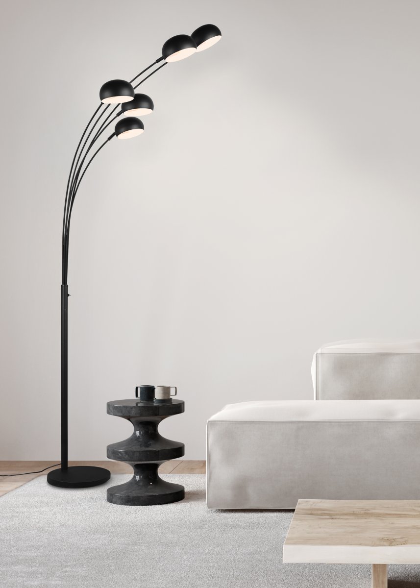 Dito Svart gulvlampe Fra Trio Lighting - Dito gulvlampen er et sofistikert blikkfang med sitt unike femfingerdesign, som fungerer b&aring;de som en stilig lyskilde og et dekorativt element i rommet.