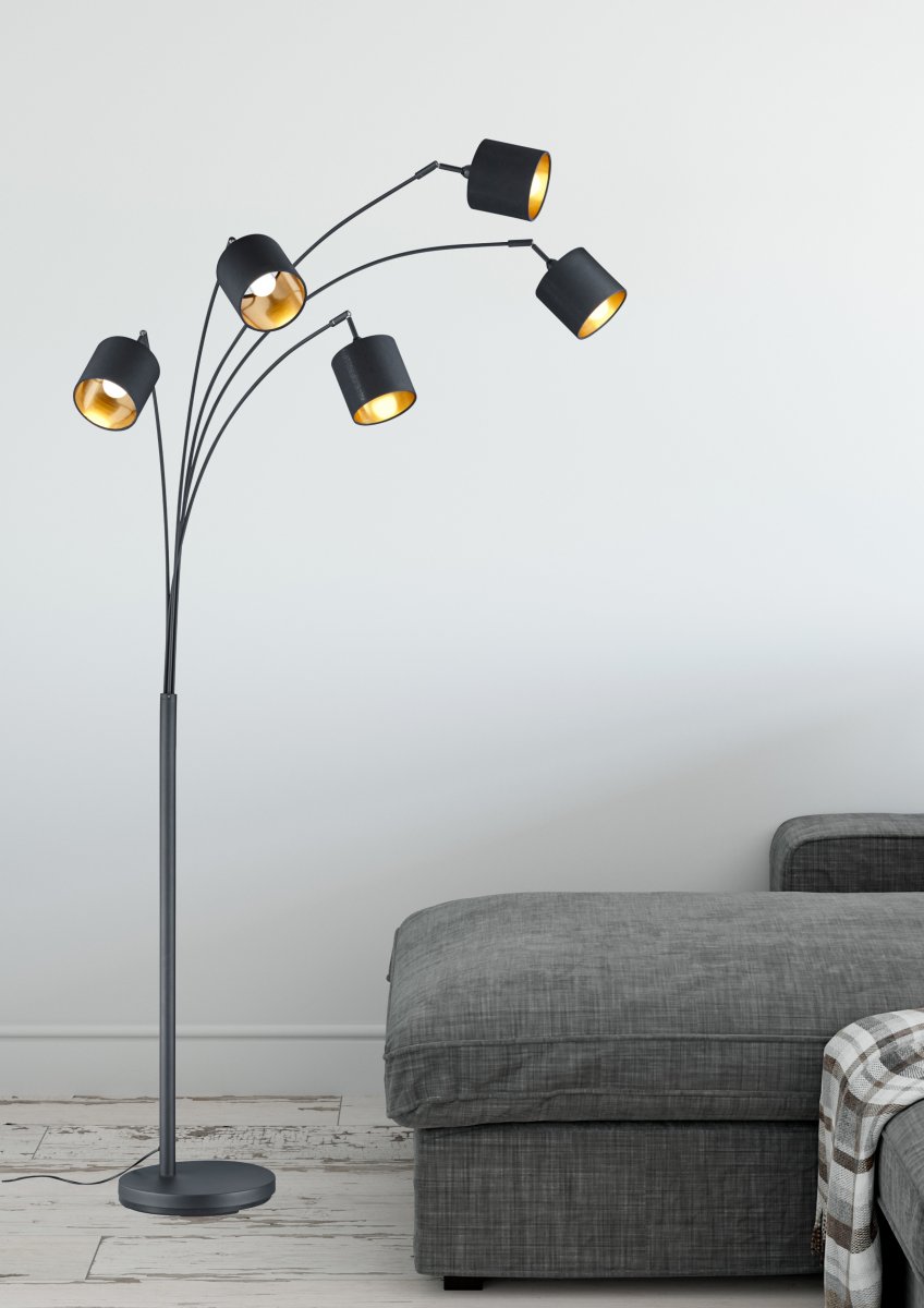 Tommy 5 Svart gulvlampe Fra Trio Lighting - De klare, moderne formene og det matte sorte metallet med sorte og gullfargede stoffskjermer gjør lampen til en elegant og fleksibel interiørdetalj.