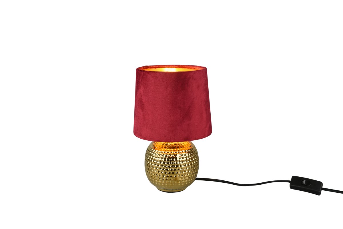 Sophia 26cm RØD bordlampe Fra Trio Lighting - Kombinasjonen av gullskinnende keramikk og den røde stoffskjermen gir Sophia et elegant og moderne utseende som lyser opp ethvert rom.