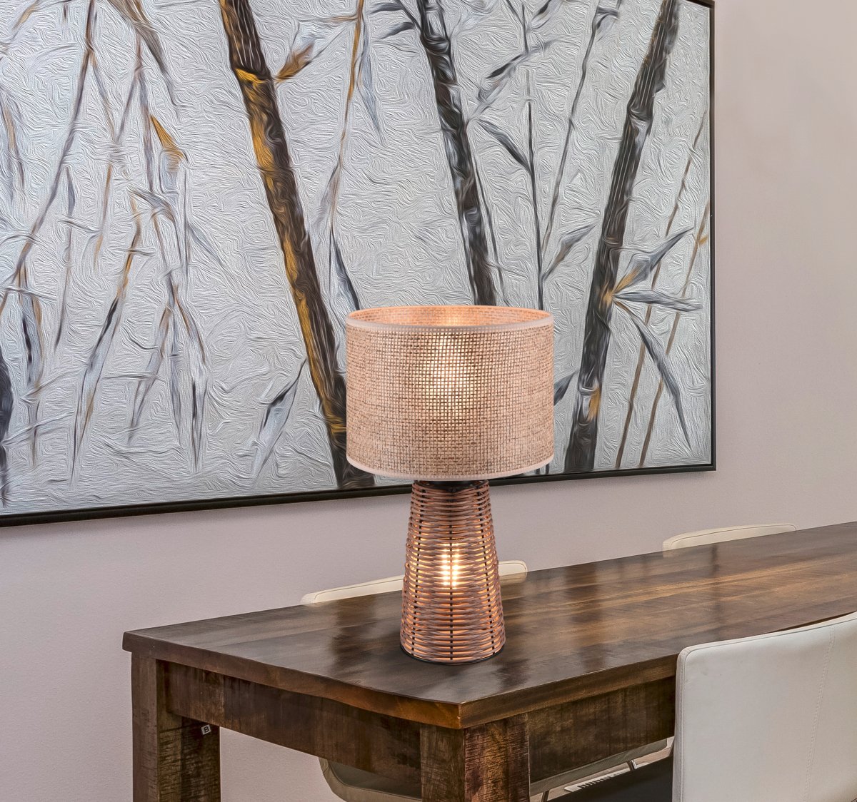 Straw 40cm Natur bordlampe Fra Trio Lighting - STRAW bordlampen i vakker rottingveving sprer et mykt lys som skaper en stemningsfull atmosf&aelig;re.