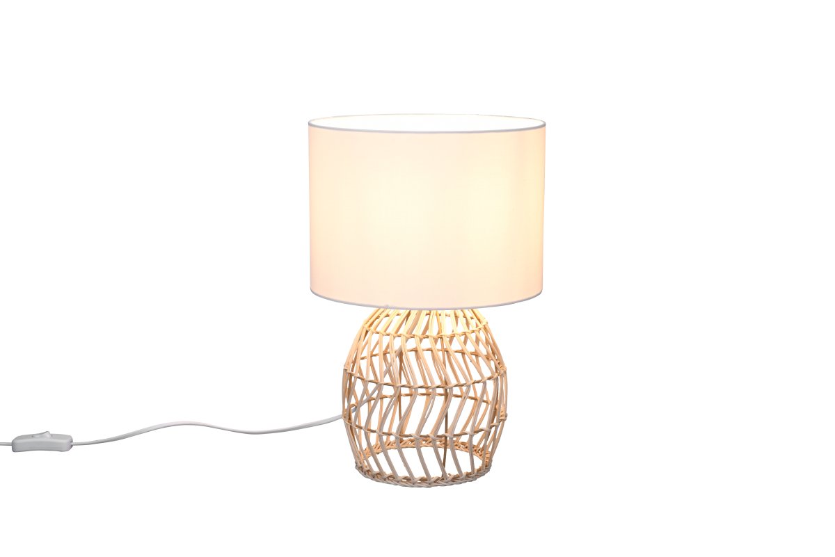 Rike 38cm Natur bordlampe Fra Trio Lighting - Den stilige blandingen av naturlig rotting og den hvite stoffskjermen gj&oslash;r Rike til et blikkfang i stuen, og den smelter harmonisk inn i ulike interi&oslash;rstiler.